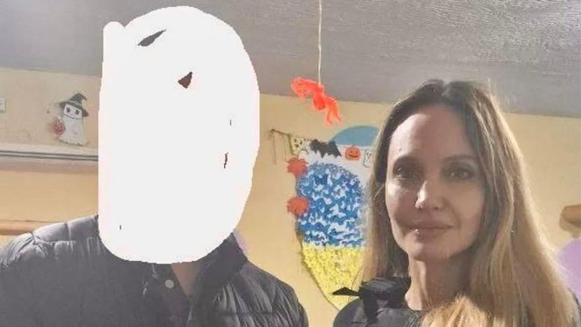 Na Ukrajině zadrželi řidiče Angeliny Jolie. Přijela tam na humanitární misi